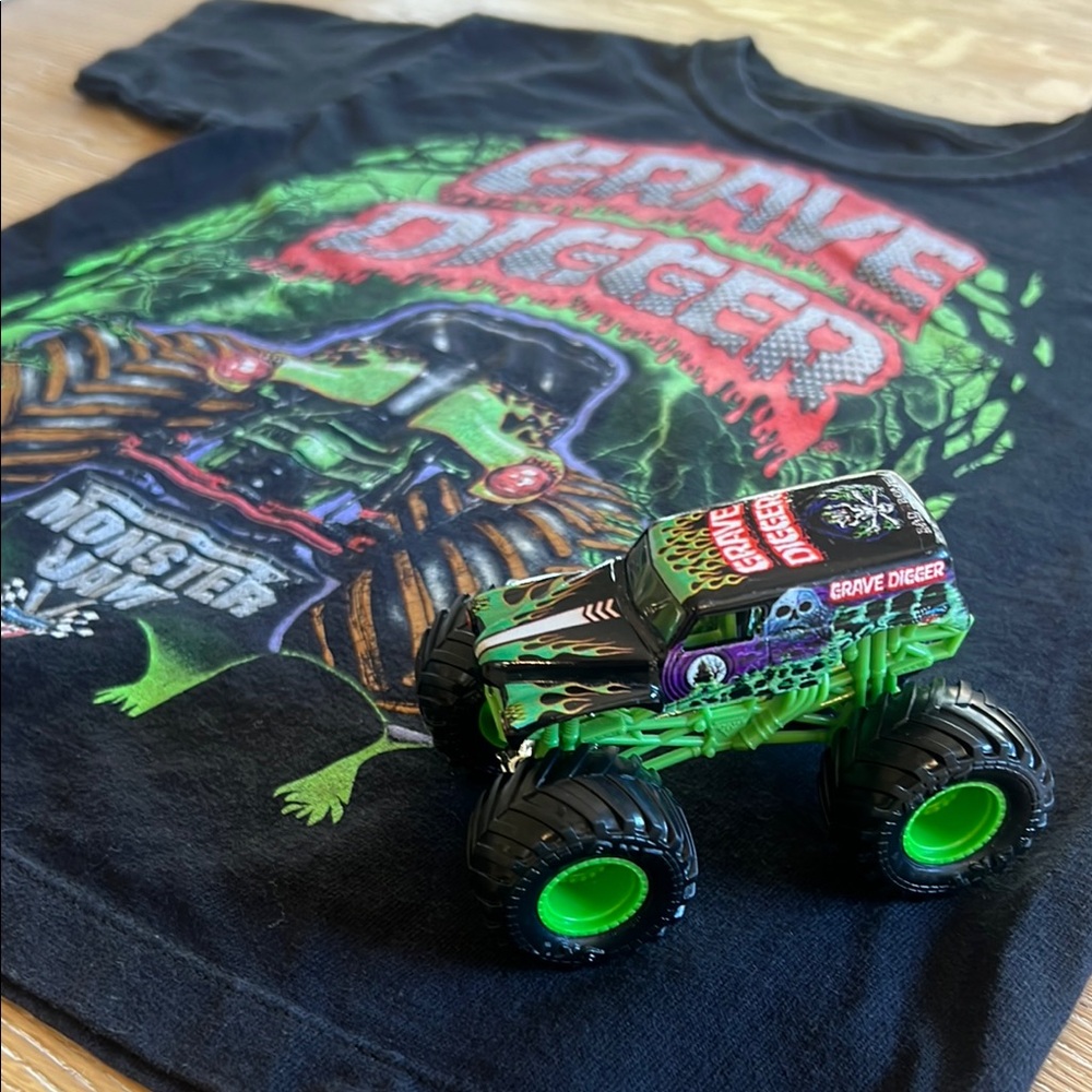 💀💚🪦MONSTER JAM GRAVE DIGGER TEE & TRUCK BUNDLE🪦💚💀